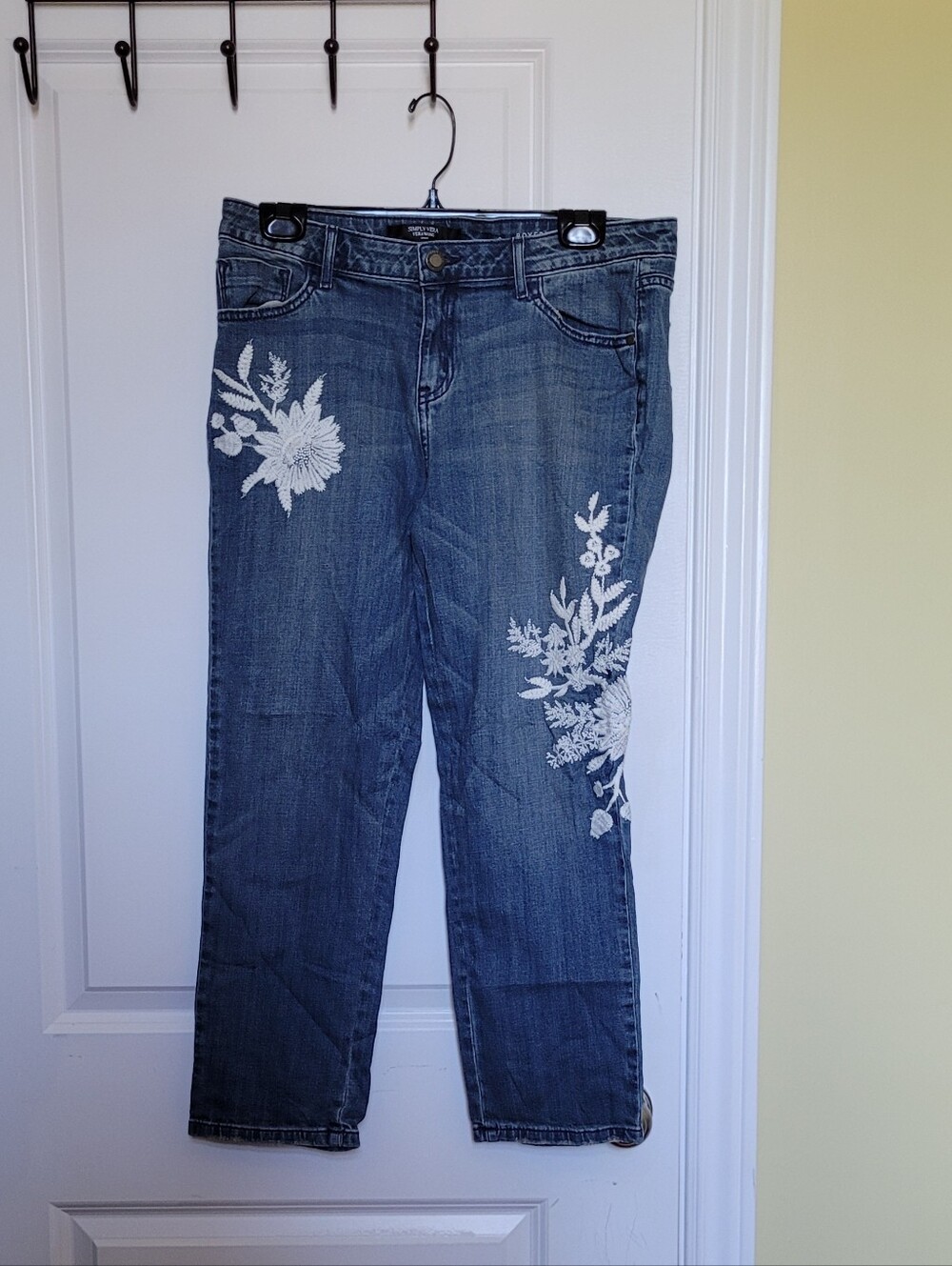 Simply Vera jeans Vera Wang distressed denim white embroidered flowers cropped